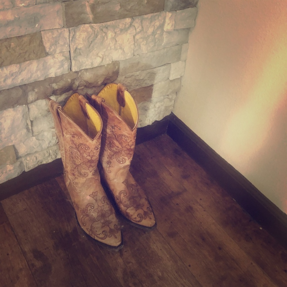 Cavender’s Cowgirl boots in size 8!  BARELY worn!